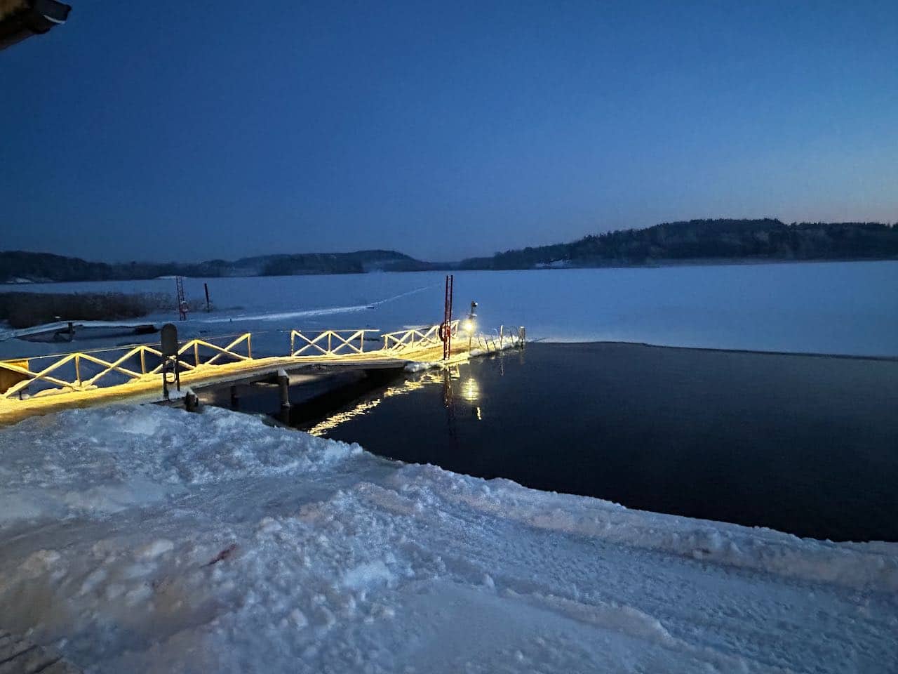 Kokkila laituri iltavalaistuksessa